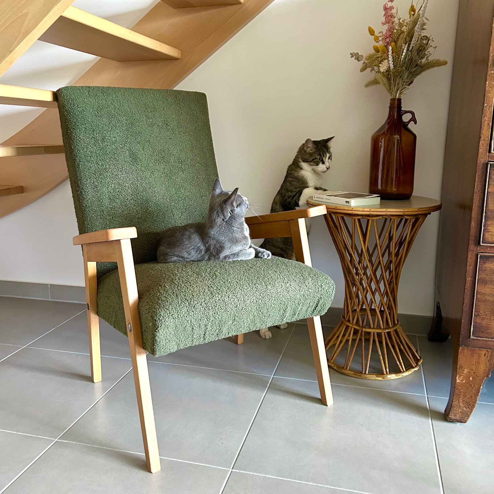 Un fauteuil années 1970, retapissé