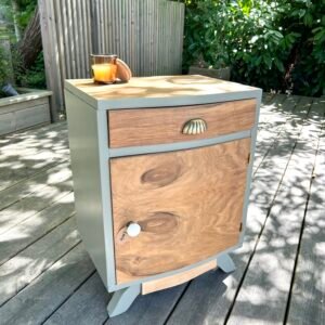 un chevet vert et bois