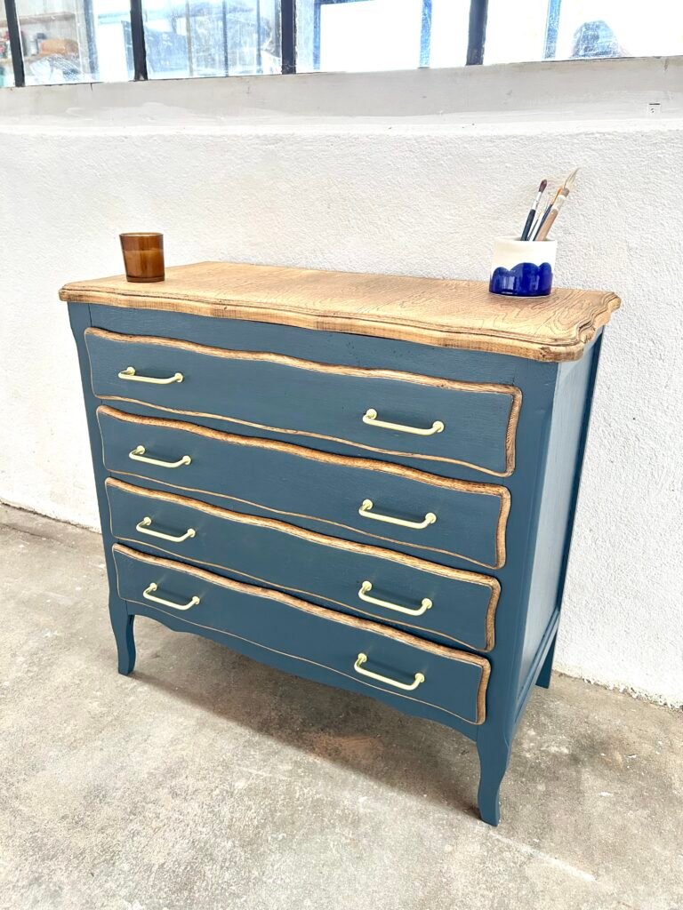 Une commode revalorisée en bleue Atlantide