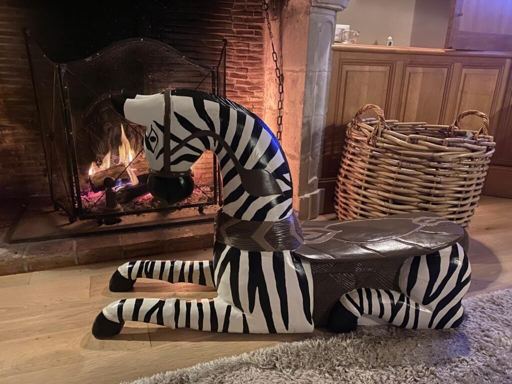 Un ancien cheval de bois, repeint entièrement pour devenir un zèbre