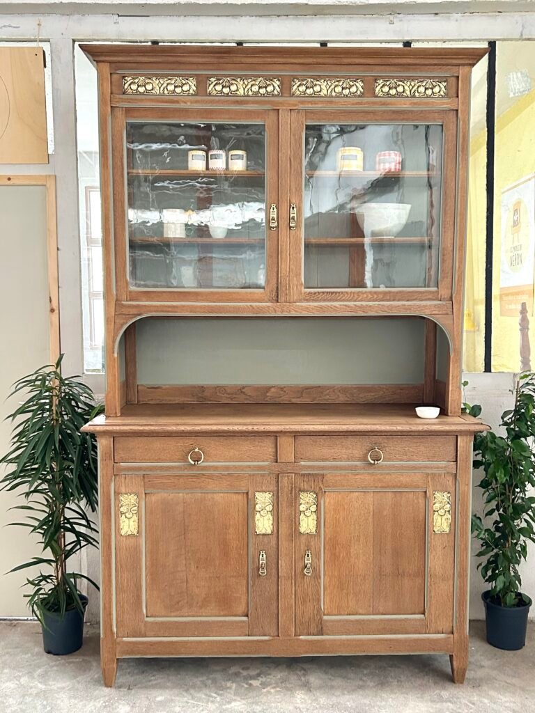 Un buffet deux corps rénovés en bois et vert, avec des parties en laiton doré