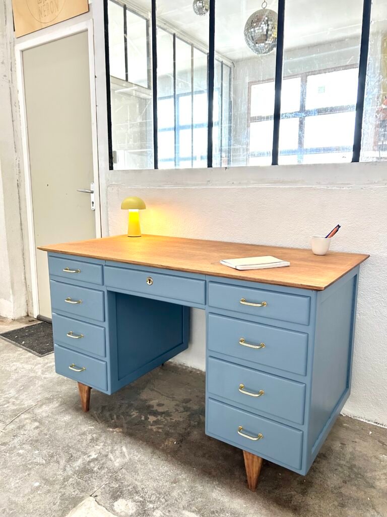 Un ancien bureau de maitre d'école repeint en bleu