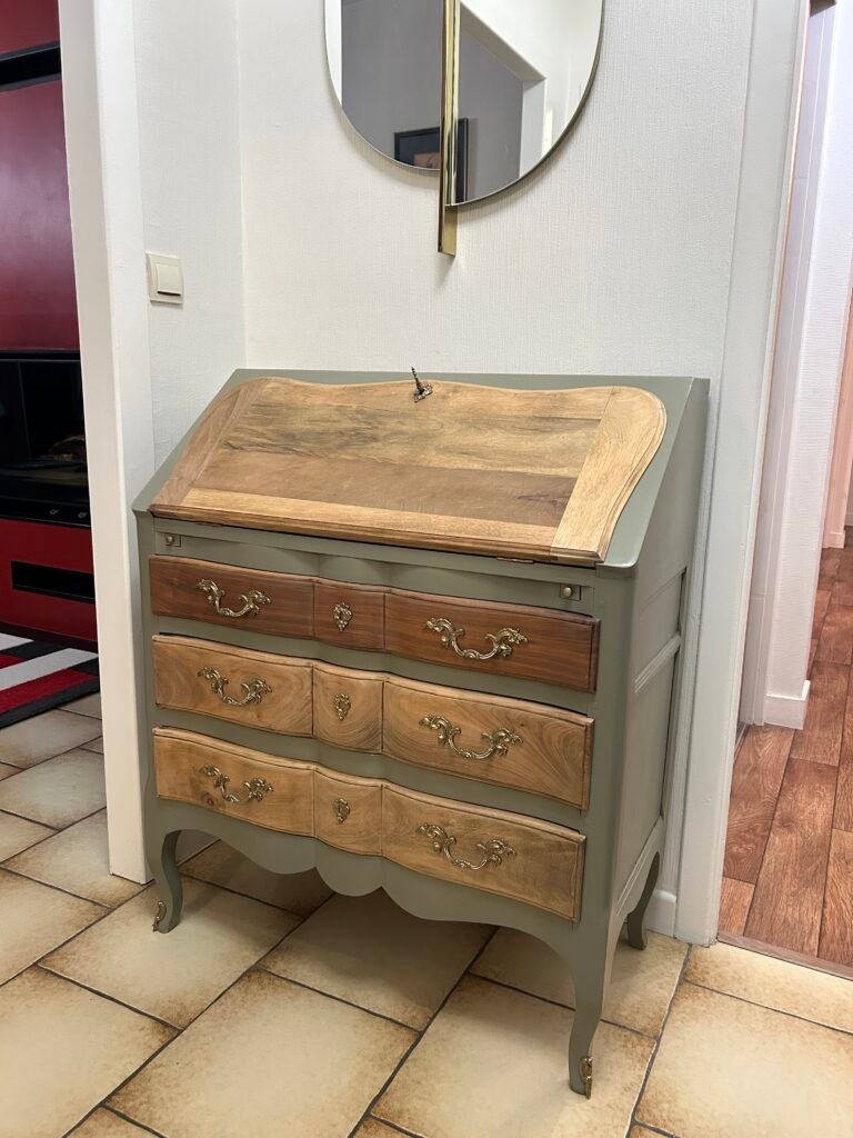 Un secrétaire ancien, rénové dans un vert Bocage