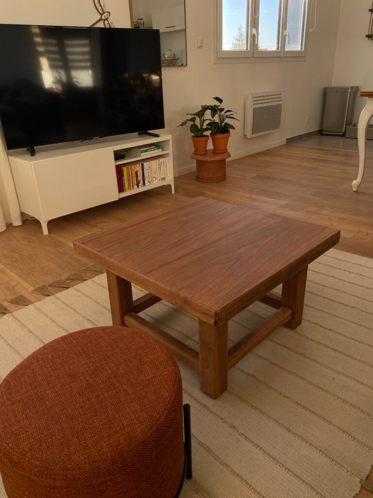 Une table basse carrée en bois dans un salon
