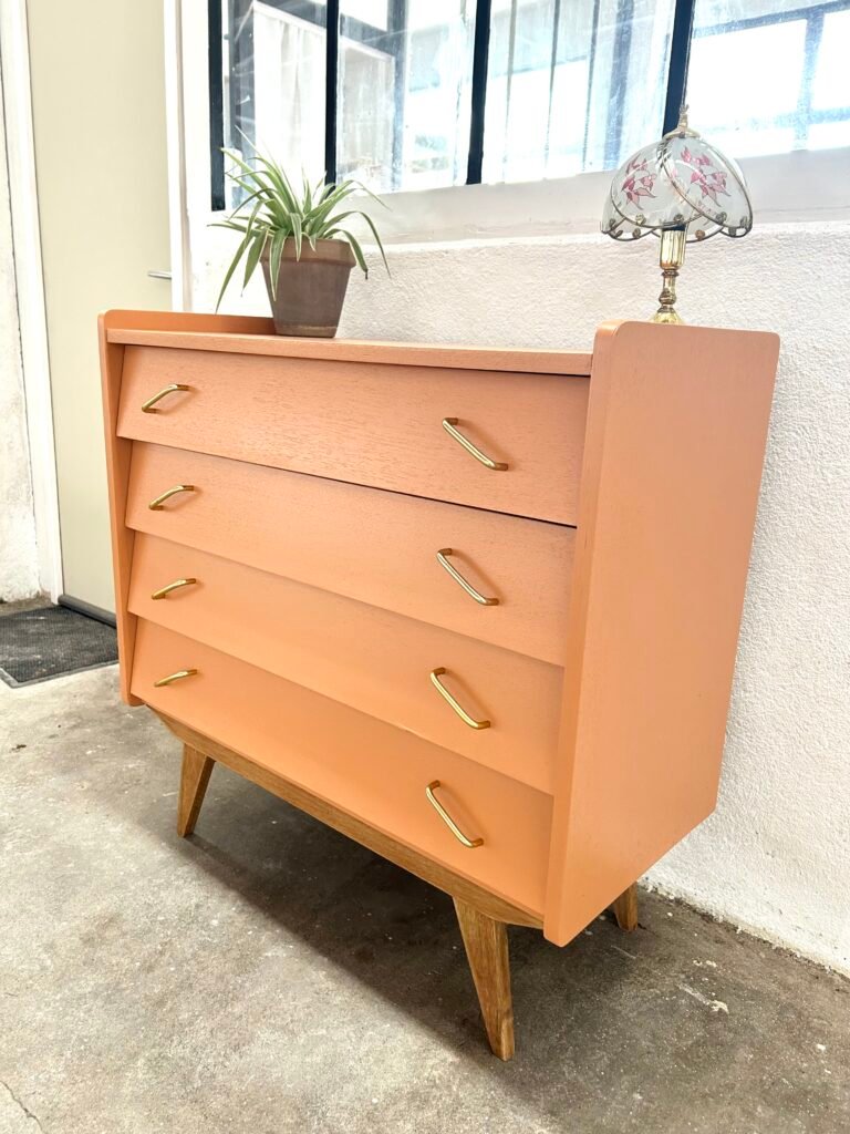 Une commode des années 1970 revalorisée dans une teinte terracotta orangée