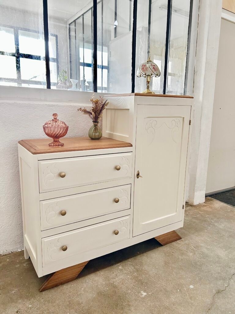 Une petite commode asymétrique de style Art Déco, revalorisée en beige et bois