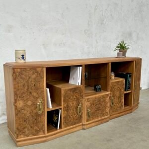 Un buffet Art Déco dans son ensemble