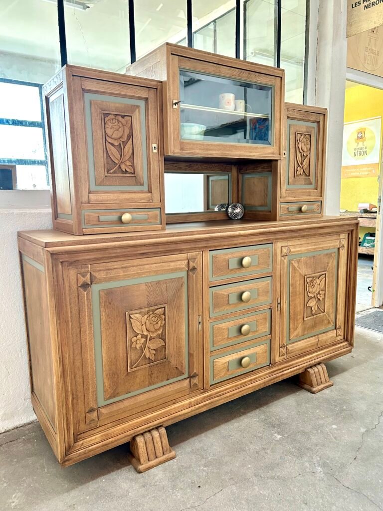 Un buffet deux corps en bois avec motifs de roses sculptées, poncé et avec des détails vert Bocage