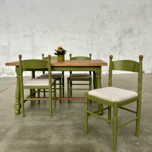 Une table en bois massif rénovée, ainsi que quatre chaises assorties.