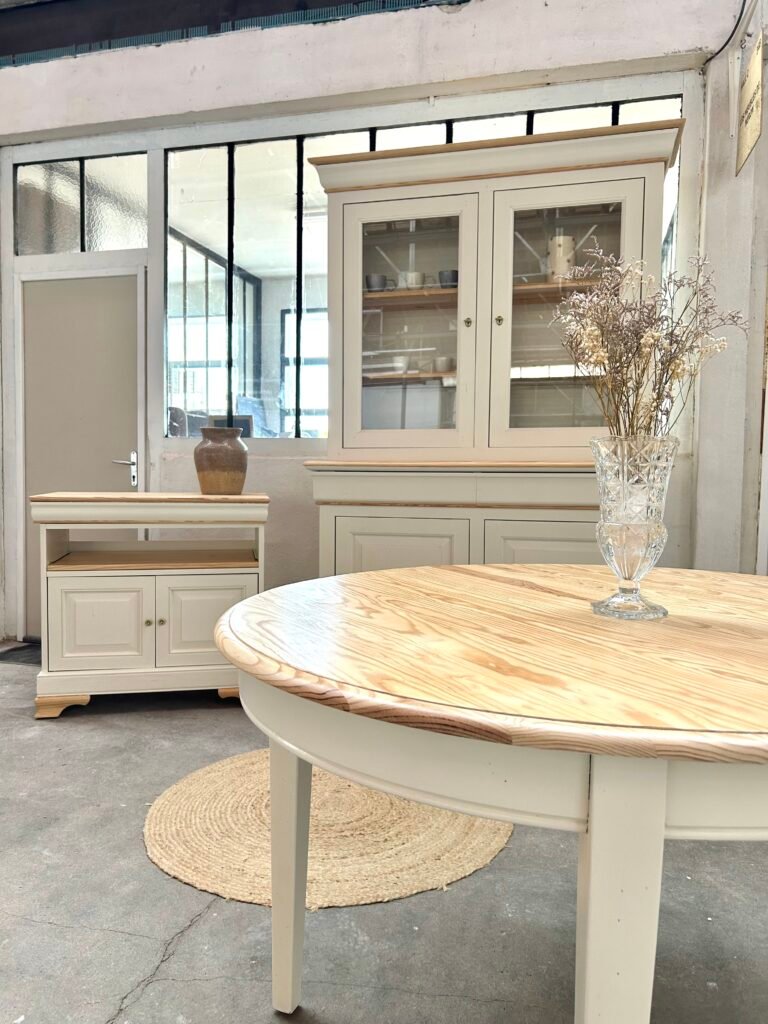 Une table en pin ainsi que deux meubles assortis, rénovés en bois et blanc cassé