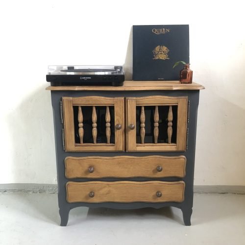 Un petit meuble avec des portes à barreaux, repeint en gris foncé relooking petit meuble